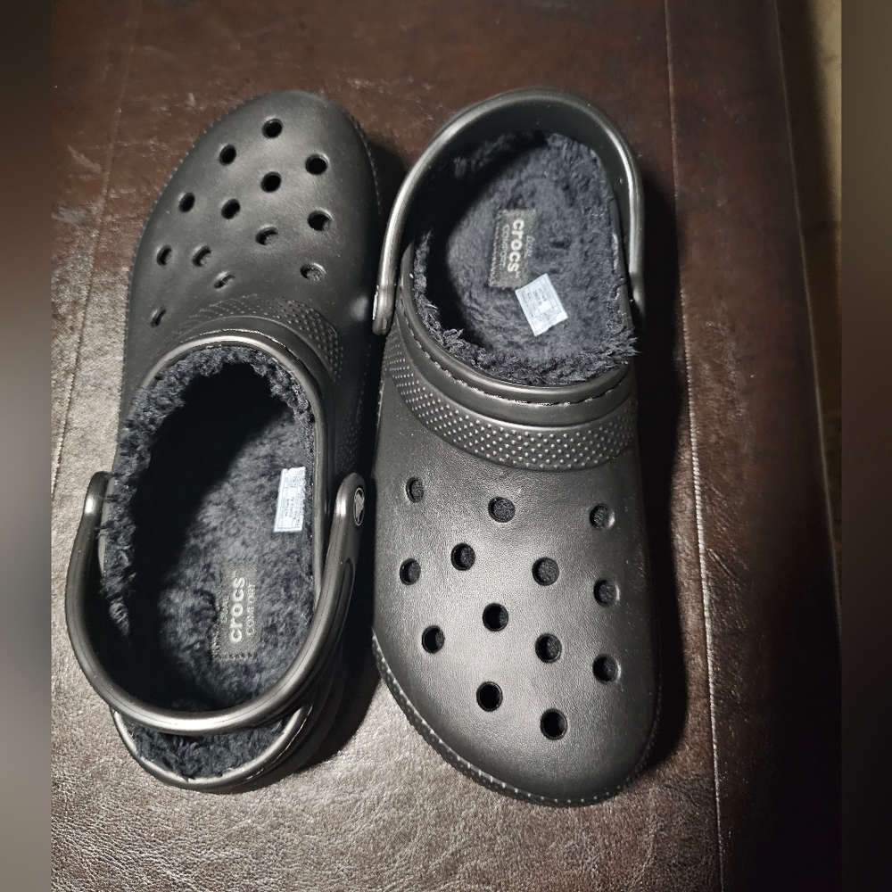 Comfortable Size 9 black Crocs brand clogs with soft fuzzy lining. NEW! - Picture 5 of 10